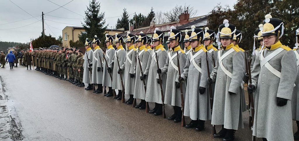 Rząd galowo ubranych uczniów klasy wojskowej