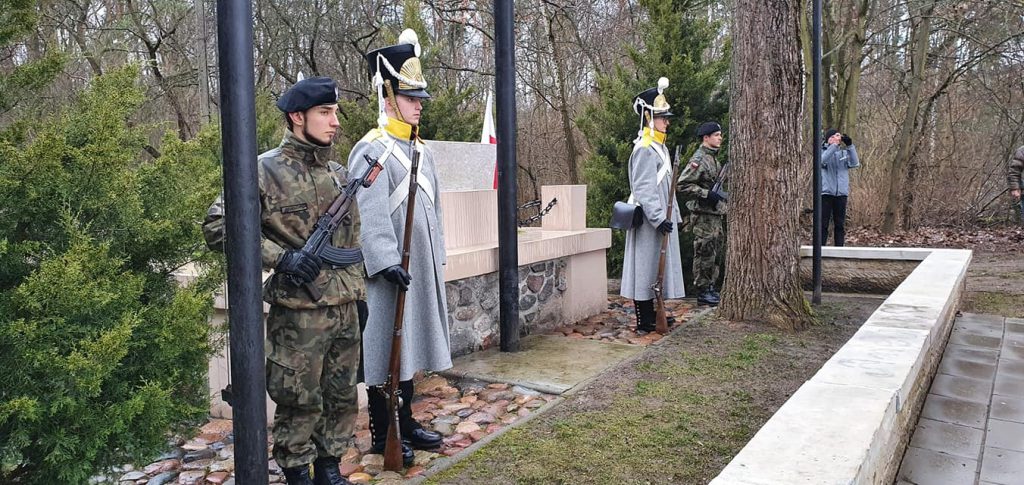 Uczniowie klasy wojskowej przy pomniku