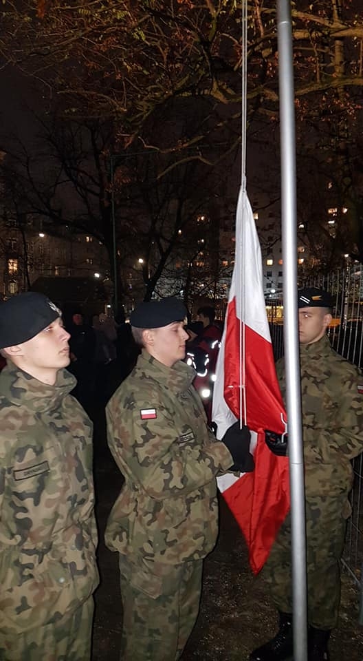 Klasa wojskowa wieszająca flagę polski