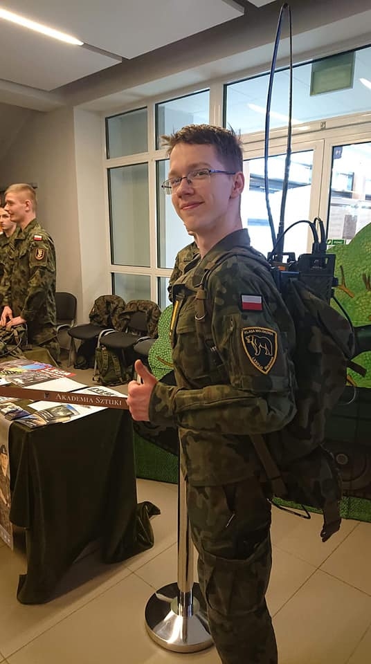 Uczeń z założonym plecakiem militarnym do komunikacji